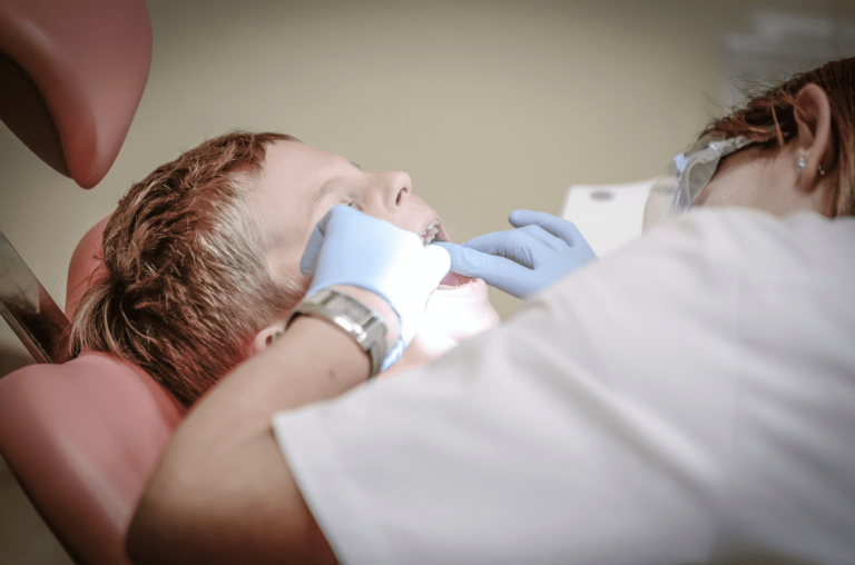 Ți-e frică de stomatolog? Există anestezia dentară!